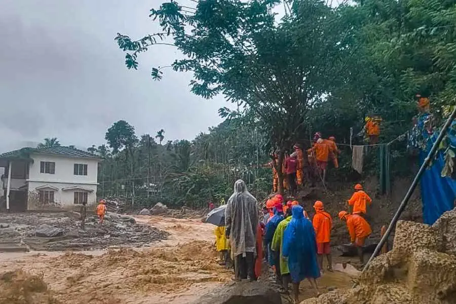 വയനാട് ദുരന്തം ഹൃദയഭേദകം; സഹായങ്ങളുമായി കൈ കോർക്കണമെന്ന് മുഖ്യമന്ത്രി പിണറായി വിജയൻ