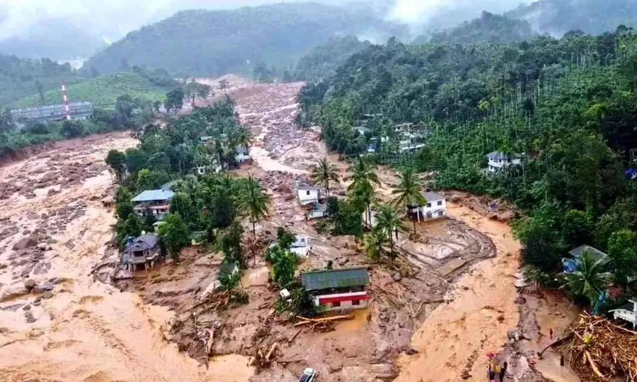 മുണ്ടക്കൈ ടൗണ്‍ ഒറ്റയടിക്ക് കാണാതായി . അഭയം തേടി ഓടിക്കയറിയത് കുന്നിൻ മുകളിലേക്ക്..