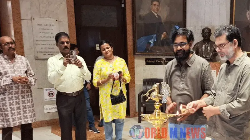 ആർട്ടിസ്റ്റ് പി.പി.പ്രദീപിന്റെ ചിത്രപ്രദർശനം ജഹാംഗീർ ആർട്ട് ഗ്യാലറിയിൽ ആരംഭിച്ചു