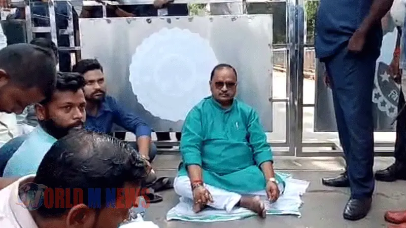 എൻഡിഎ സീറ്റ് വിഭജനം: നിതീഷ് കുമാറിൻ്റെ വസതിക്ക് മുന്നില് കുത്തിയിരുന്ന് ജെഡിയു എംഎല്എ, രാജി ഭീഷണിയുമായി എംപി