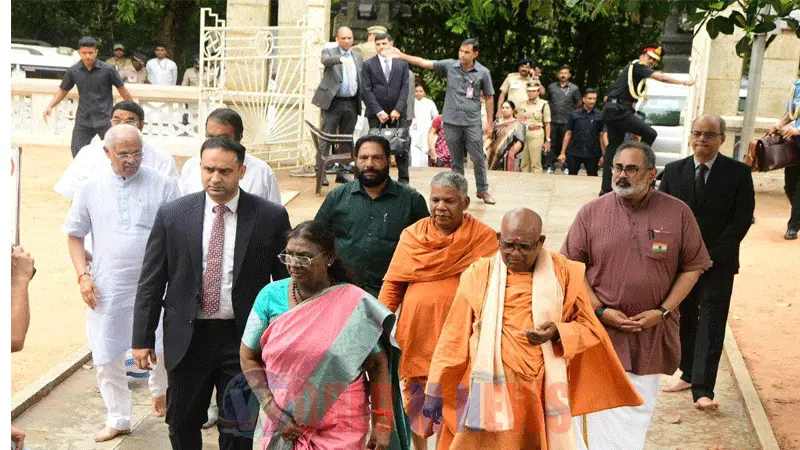 "ഗുരുവിൻ്റെ ജീവിതാനുഭവങ്ങൾ മാനവിക മൂല്യങ്ങളിൽ വിശ്വസിക്കാൻ തലമുറകളെ പ്രചോദിപ്പിച്ചു": രാഷ്ട്രപതി