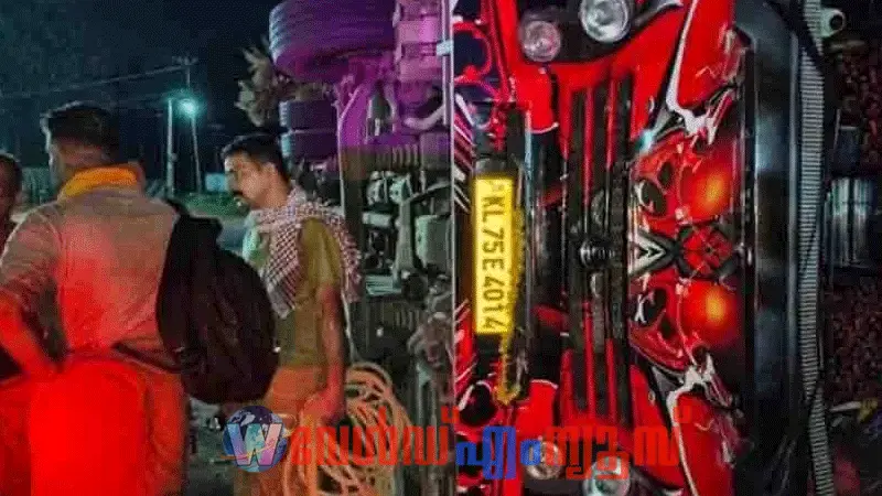 കുറവിലങ്ങാട് ടൂറിസ്റ്റ് ബസ് മറിഞ്ഞ് ഒരാള് മരിച്ചു