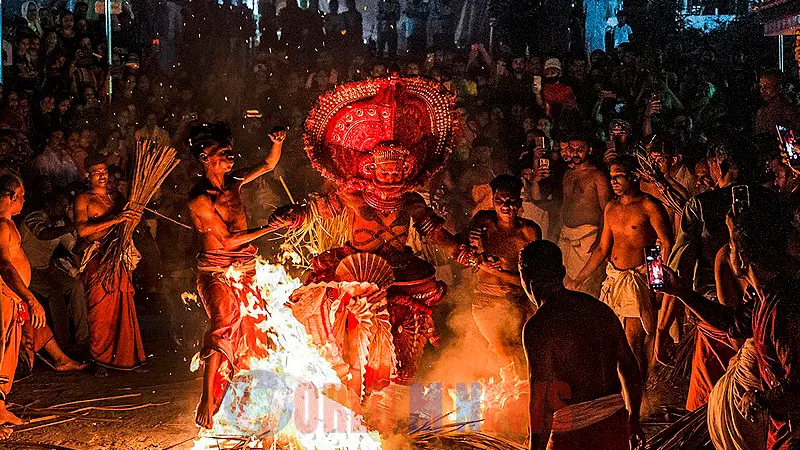 മലബാറിൽ ഇത് തെയ്യക്കാലം. വ്ലോഗർമാരുടെയും സോഷ്യൽ മീഡിയ ഇൻഫ്ലുവൻസർമാരുടെയും മത്സരകാലം