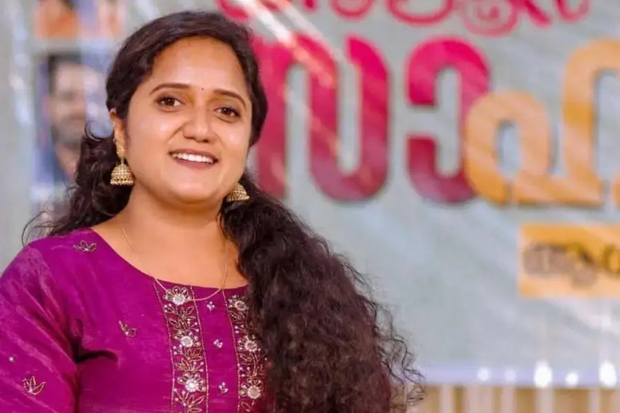 സിപിഐ വിട്ട മുന് ജില്ലാ പഞ്ചായത്ത് അംഗം ശ്രീനാദേവി കുഞ്ഞമ്മ കോണ്ഗ്രസില്