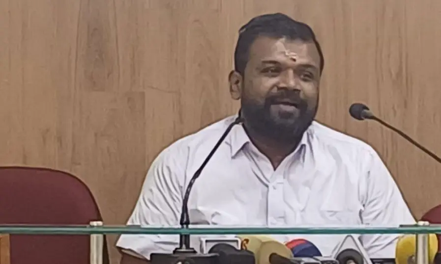 "തമാശ രൂപേണ ബിജെപിയുടെ ഷാള്‍ കഴുത്തിലിട്ട് ഫോട്ടോയെടുത്തതാണ് ": യൂത്ത് കോണ്‍ഗ്രസ് സംസ്ഥാന സെക്രട്ടറി മാപ്പ് പറഞ്ഞ് തിരിച്ചെത്തി.