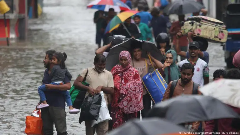 ശ്രീലങ്കയില് നാശം വിതച്ച് 'ഡിറ്റ് വാ' ചുഴലിക്കാറ്റ്: വെള്ളപ്പൊക്കത്തിൽ 50 ലധികം പേർ മരിച്ചു