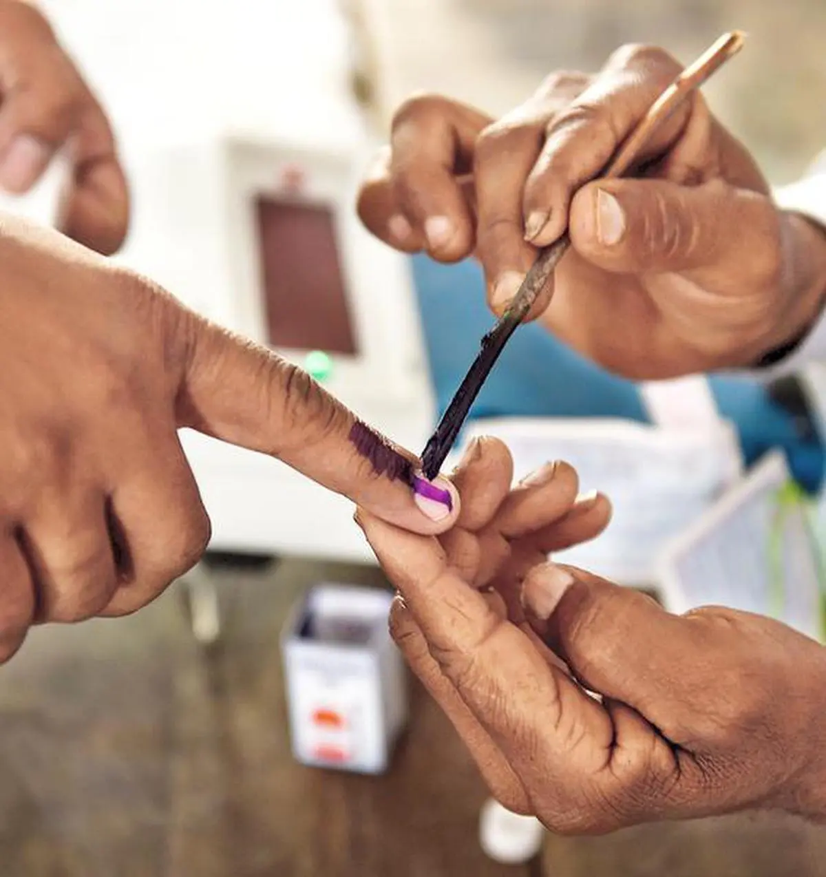 തദ്ദേശ തിരഞ്ഞെടുപ്പ് : ഒരാള്ക്ക് ഒരു വോട്ടറെ മാത്രം സഹായിക്കാം എന്ന ഉത്തരവിറക്കി തിരഞ്ഞെടുപ്പ് കമ്മീഷൻ