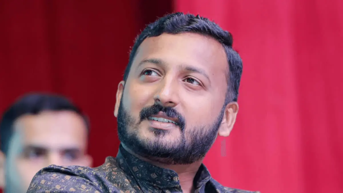 കോടതി മുന്കൂര് ജാമ്യാപേക്ഷ തള്ളി: കോൺഗ്രസ്സ് പാര്ട്ടിയില് നിന്നു പുറത്താക്കി, രാഹുലിന് ഇനി കീഴടങ്ങേണ്ടിവരും