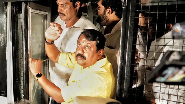 ഹൈക്കോടതി ഉത്തരവ് പൊലീസ് നടപ്പാക്കിയില്ല: തിരുപ്പരങ്കുണ്ട്രത്തിൽ ദീപം തെളിയിക്കാനെത്തിയ ബിജെപി അധ്യക്ഷൻ അറസ്റ്റിൽ: