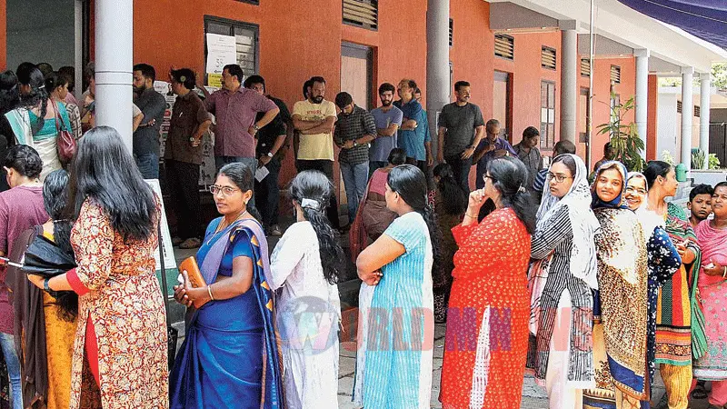 കേരളത്തിലെ 7 ജില്ലകളിൽ വോട്ടെടുപ്പ് തുടങ്ങി; രാവിലെ തന്നെ നീണ്ട നിര