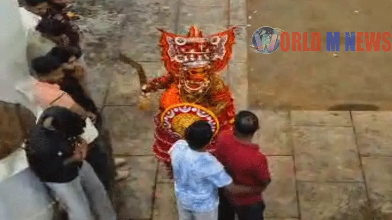 പൂമാരുതൻ തെയ്യത്തിൻ്റെ തട്ടേറ്റ് യുവാവ് ബോധരഹിതനായി
