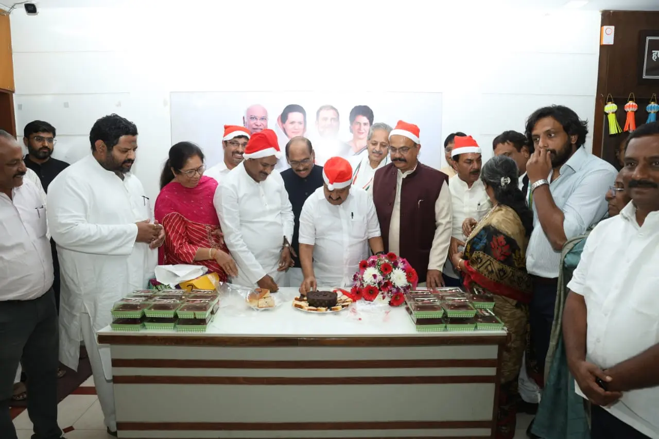 MPCC ആസ്ഥാനത്തെ ക്രിസ്മസ് ആഘോഷം; രമേശ് ചെന്നിത്തല കേക്ക് മുറിച്ച് ഉദ്ഘാടനം ചെയ്തു