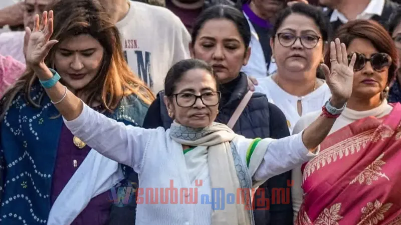 ബംഗാളില് കേന്ദ്ര ഏജന്സിയും പൊലീസും ഏറ്റുമുട്ടലില്, ഇഡി ഉദ്യോഗസ്ഥര്ക്കെതിരെ മോഷണക്കുറ്റത്തിന് കേസെടുത്തു