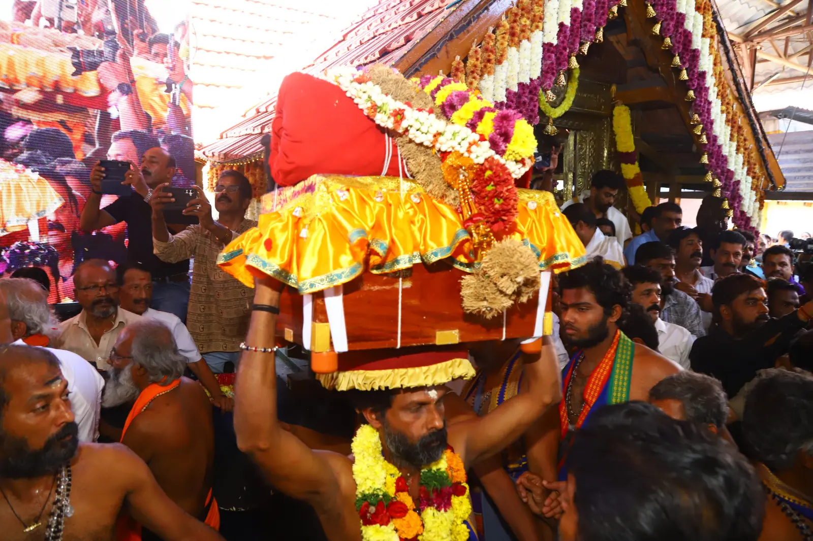 മകരവിളക്ക് മഹോത്സവം : ശബരിമലയിൽ കടുത്ത നിയന്ത്രണം; 11 മണി കഴിഞ്ഞാൽ കടത്തിവിടില്ല, 35,000 പേർക്ക് മാത്രം പ്രവേശനം