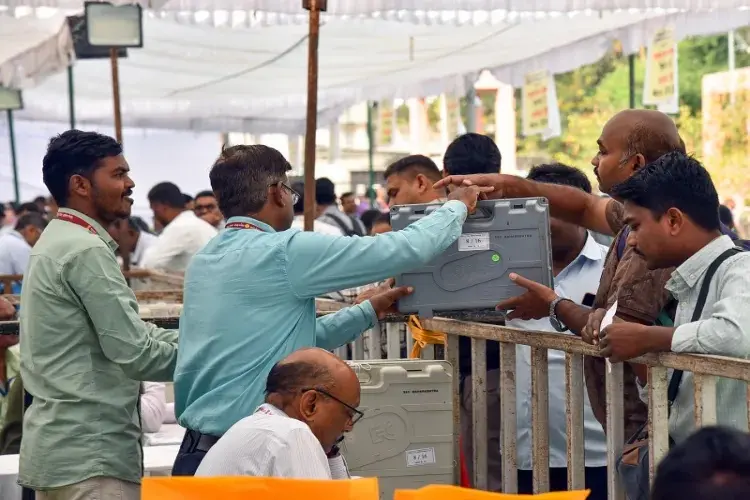 മുംബൈ നഗരസഭ തെരഞ്ഞെടുപ്പ് : ബിജെപി-ശിവസേന സഖ്യം 151 സീറ്റുകളിലേക്ക്, ഉദ്ധവിന് കനത്ത തിരിച്ചടിയെന്ന് എക്സിറ്റ് പോൾ പ്രവചനം