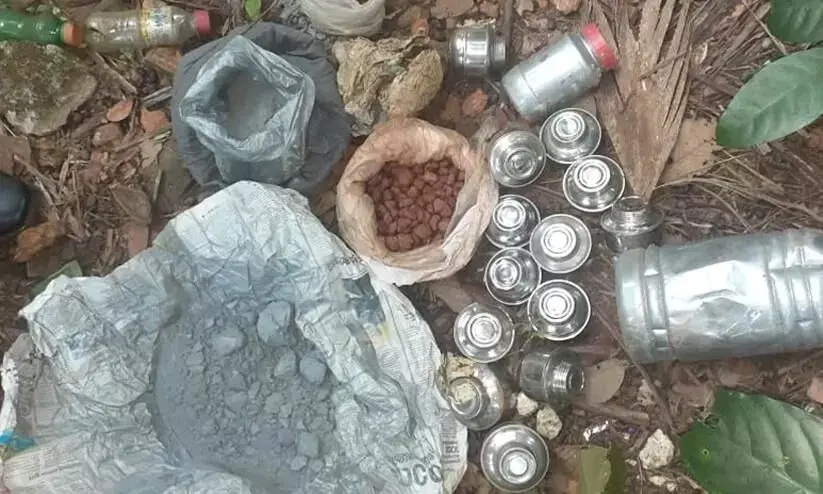 കൂത്തുപറമ്പിലെ ആളൊഴിഞ്ഞ പറമ്പിൽ ബോംബ് ശേഖരം കണ്ടെത്തി.