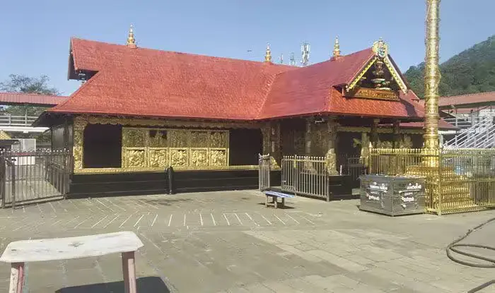 ശബരിമല നട അടച്ചു :അയ്യപ്പന് ഇനി യോഗനിദ്രയില്...