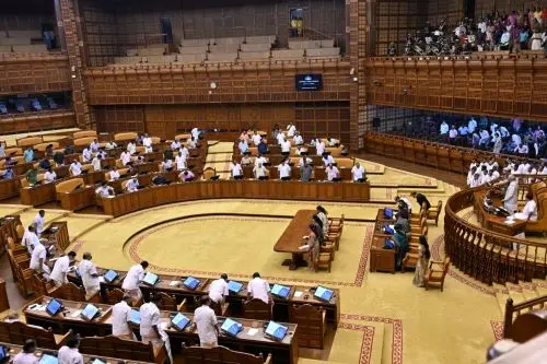 കേന്ദ്രത്തെ വിമർശിച്ചും കേരളത്തിൻ്റെ വികസനനേട്ടങ്ങൾ വിശദീകരിച്ചും ഗവർണറുടെ നയപ്രഖ്യാപന പ്രസംഗം