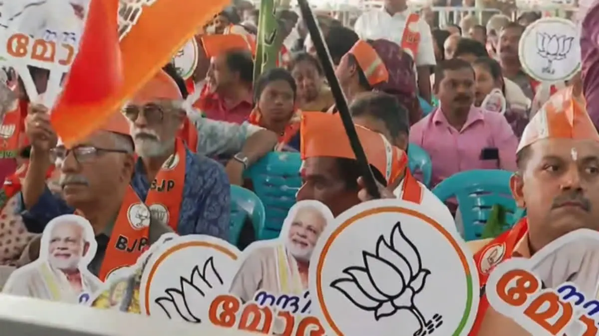 പ്രധാനമന്ത്രി അൽപ സമയത്തിനകം തലസ്ഥാനത്ത് :സ്വീകരിക്കാൻ കേരള മുഖ്യമന്ത്രിയും ഗവർണ്ണറും
