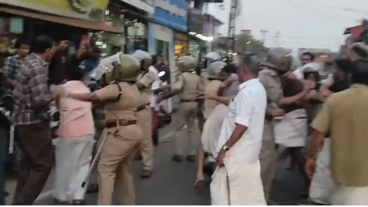 രക്തസാക്ഷി ഫണ്ട് തട്ടിപ്പ് :MLA ക്കെതിരെ പ്രതിഷേധിച്ച കോൺഗ്രസ് - ബിജെപി പ്രവർത്തകർക്ക് നേരെ പയ്യന്നൂരിൽ സിപിഎം ആക്രമണം