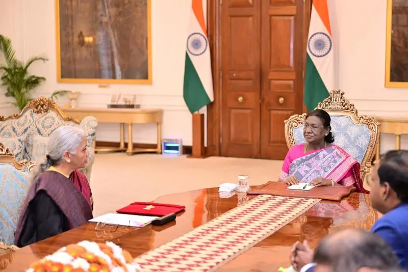 ധനമന്ത്രി രാഷ്ട്രപതി ഭവനിൽ, കേന്ദ്രമന്ത്രി സഭായോഗം തുടങ്ങി
