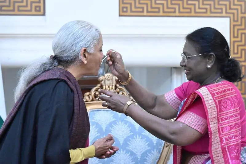 ധനമന്ത്രി രാഷ്ട്രപതി ഭവനിൽ, കേന്ദ്രമന്ത്രി സഭായോഗം തുടങ്ങി