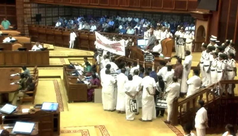 'സ്വർണം കട്ടതാരപ്പാ '... പാരഡി ഗാനവും പ്രതിഷേധ പ്രകടനങ്ങളുമായി സഭ ഇന്നും പ്രക്ഷുബ്ദ്ധം