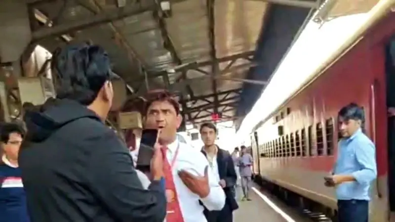 ശുചിമുറി വൃത്തിയില്ലെന്ന് പരാതിപ്പെട്ട യാത്രക്കാരനെ ട്രെയിനില് നിന്ന് ഇറക്കിവിട്ടു