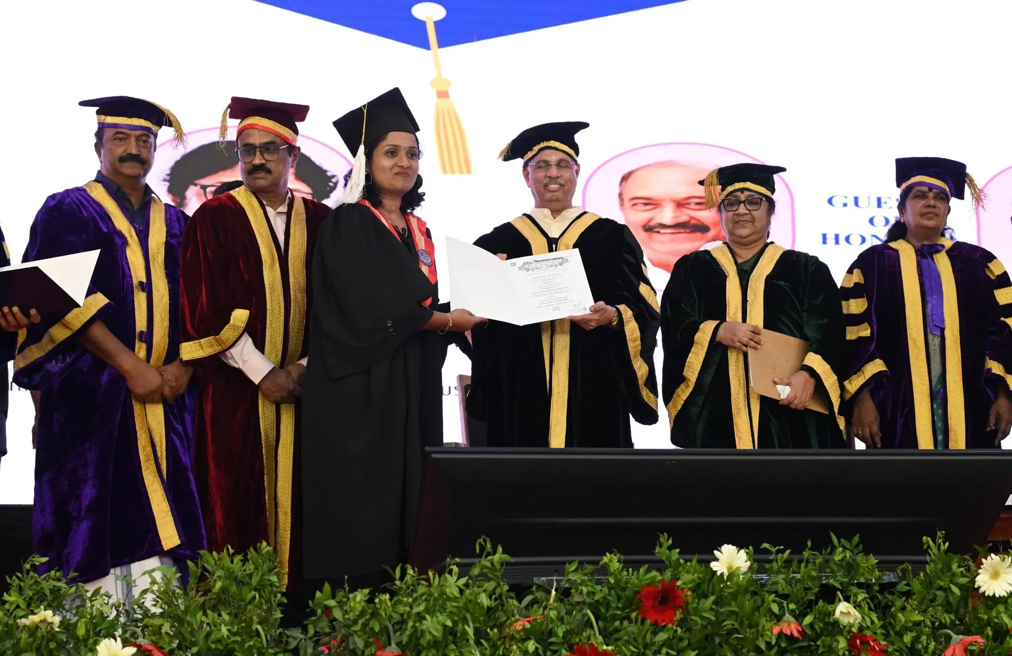 വന്ദേമാതരം പാടാതെ കൊല്ലത്ത് ഗവർണറുടെ ഔദ്യോഗിക പരിപാടി
