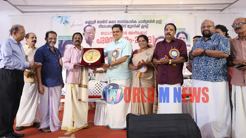 ഡോ.സുകുമാർ അഴീക്കോട് പുരസ്കാരം എ .എൻ .ഷംസീർ നോവലിസ്റ്റ് പ്രേമൻ ഇല്ലത്തിന് സമ്മാനിച്ചു