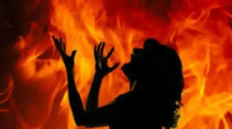 മന്ത്രവാദിയാണെന്ന് ആരോപിച്ച് അമ്മയെയും നവജാതശിശുവിനെയും ജീവനോടെ കത്തിച്ച് നാട്ടുകാർ