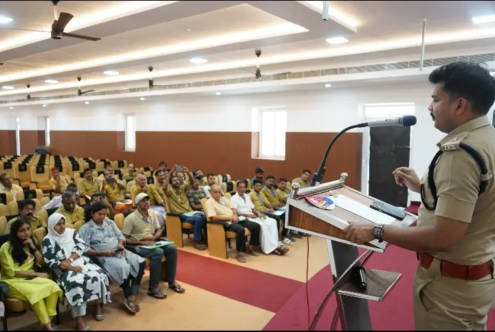 യാത്രകൾ കൂടുതൽ സുരക്ഷിതം: കണ്ണൂർ സിറ്റി പോലീസിൻ്റെ 'സേഫ് ഓട്ടോ' പദ്ധതി ഉദ്ഘാടനം ചെയ്തു