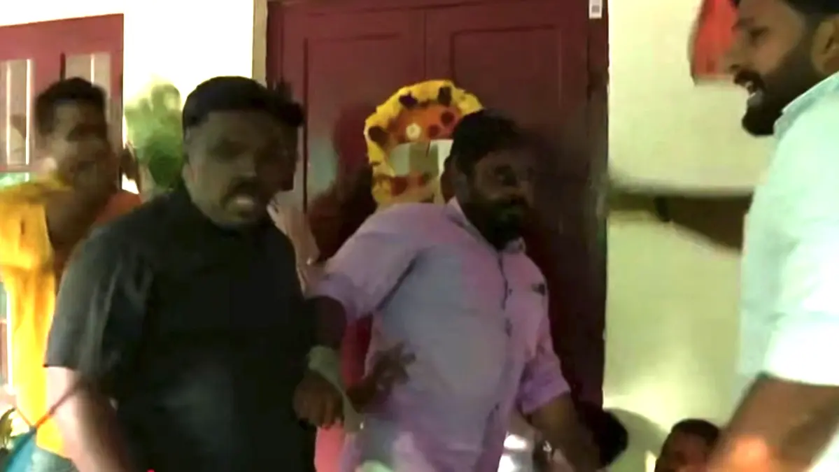 ആരോഗ്യമന്ത്രിയുടെ ഔദ്യോഗിക വസതിയിൽ യൂത്ത് കോൺഗ്രസ് പ്രവർത്തകർ അതിക്രമിച്ചുകയറി റീത്ത് വെച്ചു
