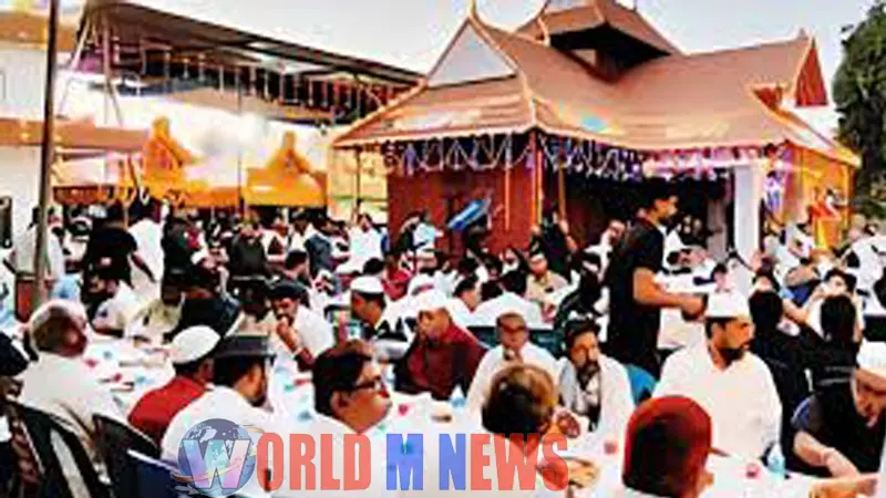ക്ഷേത്രമുറ്റത്ത് സമൂഹ നോമ്പുതുറയ്ക്ക് വേദിയൊരുക്കി അരവത്ത് മട്ടെങ്ങാനം കഴകം പൂബാണംകുഴി ക്ഷേത്രം