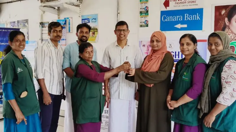 മാലിന്യത്തിൽ നിന്നുകിട്ടിയ വജ്രമാല ഉടമയെ കണ്ടെത്തി തിരിച്ചു നൽകി ഹരിതകർമ സേനാംഗങ്ങൾ