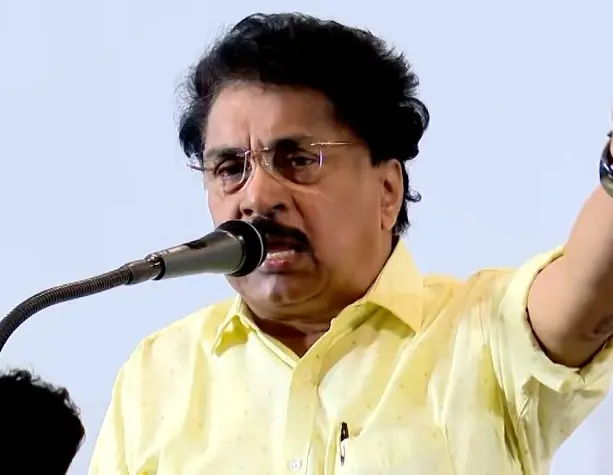 "പാലക്കാട് ജില്ലാ സെക്രട്ടറിയുടെ കസേരയിലിരിക്കുന്നത് സ്പിരിറ്റ് കച്ചവടക്കാരൻ " : വിമത കൺവെൻഷനിൽ  വിമർശനവുമായി പി.കെ.ശശി 