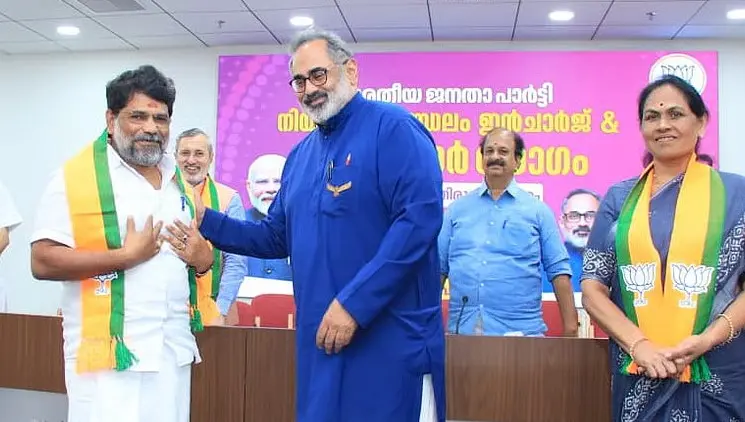 തൃശൂര് ഡിസിസി വൈസ് പ്രസിഡന്റ് അഡ്വ. എം.എസ്. അനില് കുമാര് ബിജെപിയില്