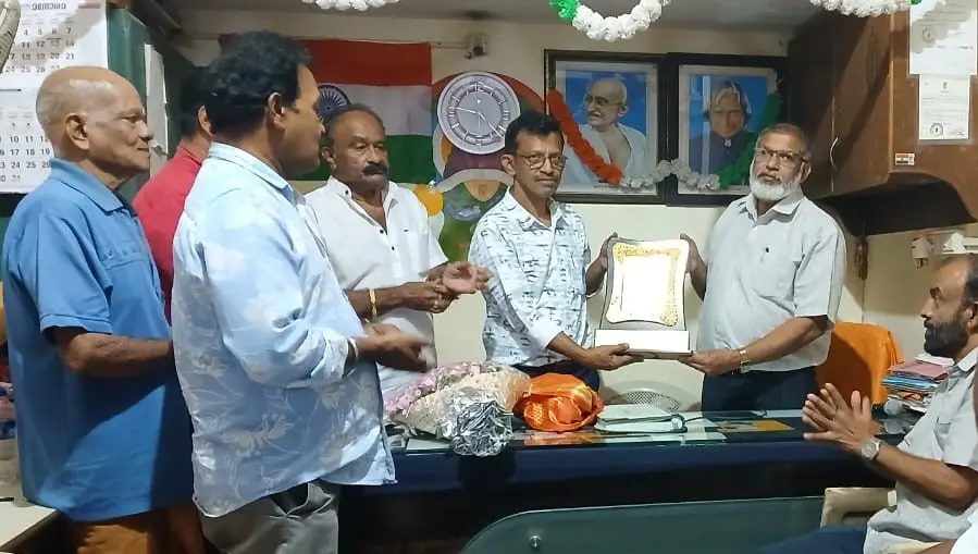 മുംബൈ നോർക്ക ഓഫീസർ എസ് .റഫീഖിന് യാത്രയയപ്പ് നൽകി