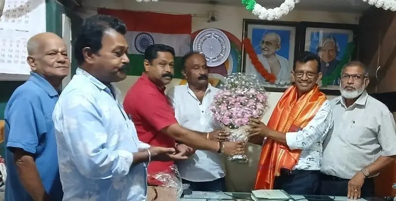 മുംബൈ നോർക്ക ഓഫീസർ എസ് .റഫീഖിന് യാത്രയയപ്പ് നൽകി