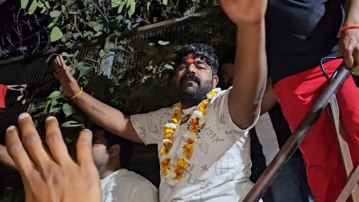 ഗോവധമാരോപിച്ച് നാസിർ- ജുനൈദ് എന്നിവരെ കത്തിച്ച് കൊന്ന കേസിലെ പ്രതിക്ക് പൂമാലയിട്ട് സ്വീകരണം