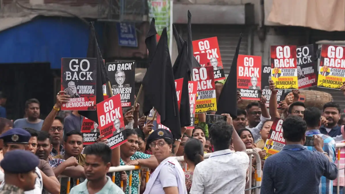 ഗ്യാനേഷ് കുമാറിനെതിരെ 'ഗോ ബാക്ക്' മുദ്രാവാക്യങ്ങളും കരിങ്കൊടി പ്രതിഷേധവും