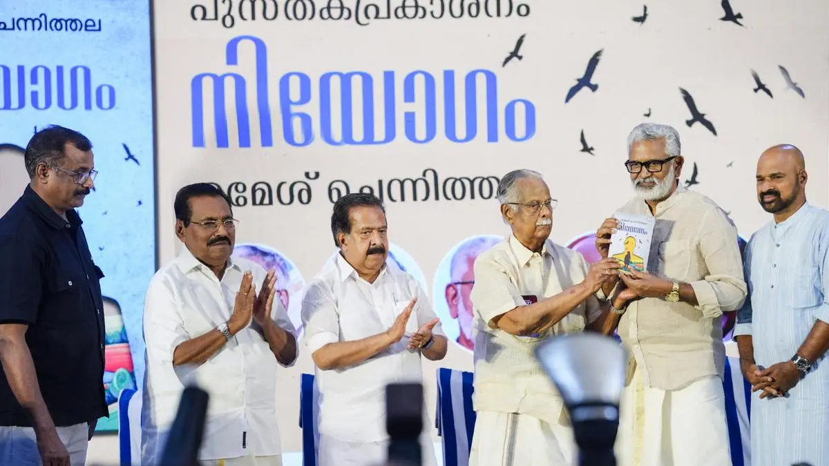 "അനുഭവങ്ങൾ അക്ഷരങ്ങളായി" ; രമേശ്ചെന്നിത്തലയുടെ ആദ്യ നോവൽ പ്രകാശനം ചെയ്തു