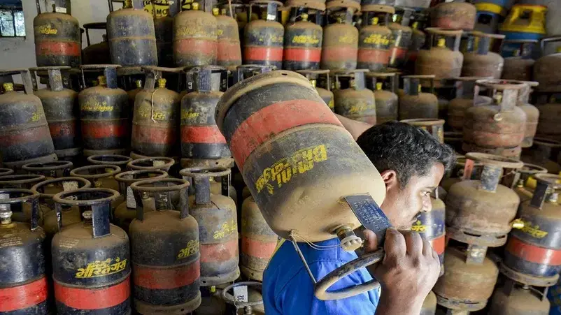 എൽപിജി ക്ഷാമം തടയാൻ കേന്ദ്രം; രാജ്യത്ത് 'അവശ്യചരക്കു നിയമം' നടപ്പാക്കി