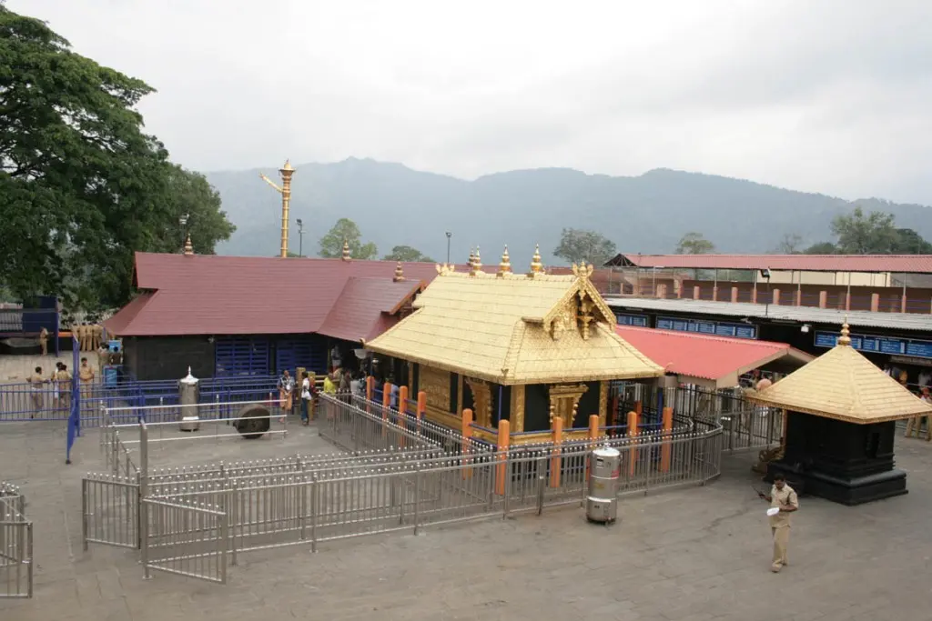 മീനമാസ പൂജകൾക്കായി ശബരിമല നട തുറന്നു