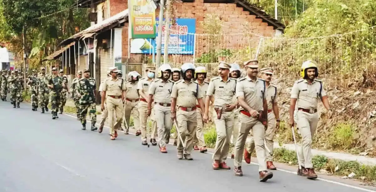 പാനൂരിൽ പോലീസും കേന്ദ്രസേനയും സംയുക്തമായി റൂട്ട് മാർച്ച് നടത്തി