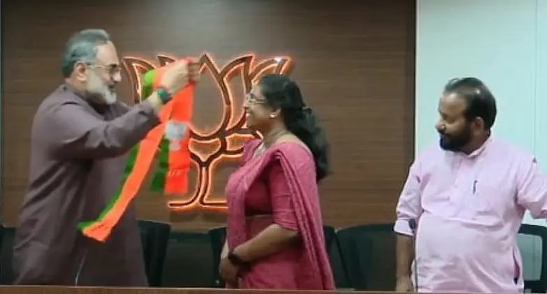 സിപിഎം വര്ക്കല ഏരിയാ കമ്മിറ്റി അംഗം സ്മിത സുന്ദേരശ്വന് ബിജെപിയില് ചേര്ന്നു