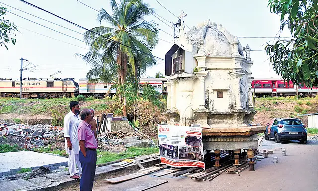 200 വർഷം പഴക്കമുള്ള കപ്പേള , റെയിൽ പാതയ്ക്കായി 26 മീറ്റർ ദൂരെ മാറ്റി സ്ഥാപിക്കുന്നു .ഇന്ത്യയിൽ ആദ്യത്തെ സംഭവം