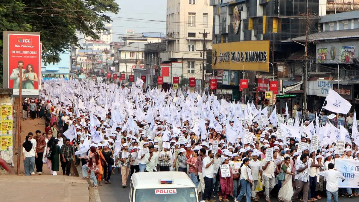 നഴ്സുമാരുടെ ശമ്പള പരിഷ്കരണം : മധ്യസ്ഥ ചർച്ച പരാജയം, നാളെ മുതൽ വീണ്ടും അനിശ്ചിതകാല സമരം