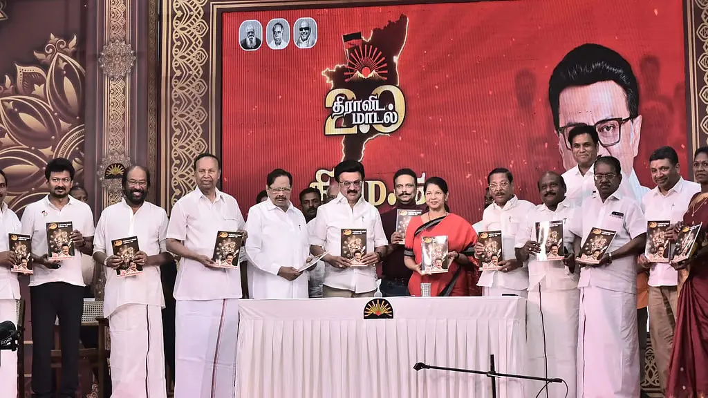 8,000 രൂപയുടെകൂപ്പൺ,എല്ലാ മാസവും സ്ത്രീകൾക്ക് 2000 രൂപ: പ്രകടന പത്രിക പുറത്തിറക്കി ഡിഎംകെ