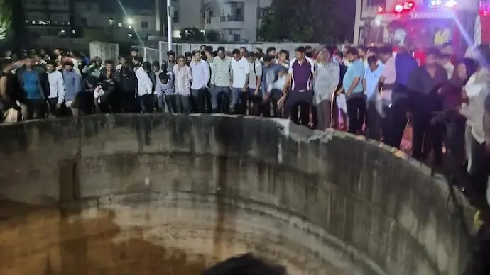  കാർ കിണറ്റിലേക്ക് മറിഞ്ഞ് ആറ് കുട്ടികളുൾപ്പെടെ ഒരേ കുടുംബത്തിലെ ഒമ്പത് പേർ മരിച്ചു.